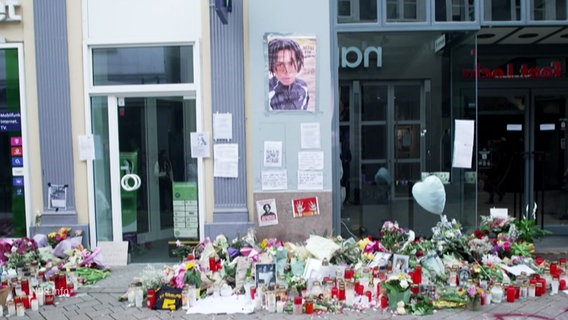 Blumen, Kerzen und Bilder gedenken an Lorenz A.. © Screenshot 