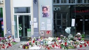 Blumen, Kerzen und Bilder gedenken an Lorenz A.. © Screenshot 