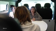 Einblick in ein Beratungsgespräch in einem Bus. © Screenshot 