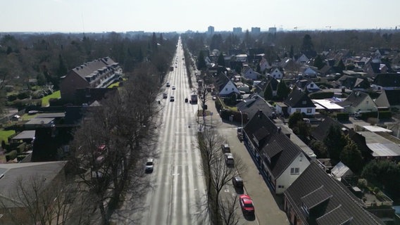 Drohnenaufnahme des Schiffbeker Weg in Hamburg-Billstedt Drohnenaufnahme des Schiffbeker Weg in Hamburg-Billstedt © Screenshot