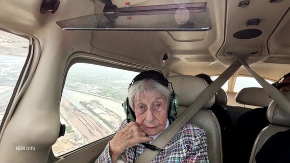 Dorothea Kohnert in einem Flugzeug. © Screenshot 