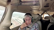 Dorothea Kohnert in einem Flugzeug. © Screenshot 