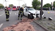 Ein Pkw ist frontal gegen einen Ampelmast gefahren. © Screenshot 