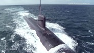 Ein französisches Atom-U-Boot im Meer. © Screenshot 