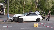 Einsatzkräfte arbeiten an einer Unfallstelle in Hamburg-Billbrook. © Screenshot 