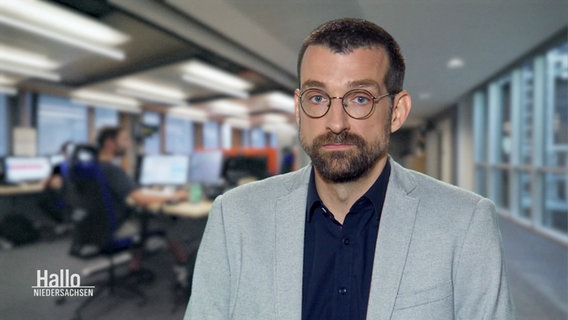 Der Politik-Redakteur Helmut Eickhoff . © Screenshot 
