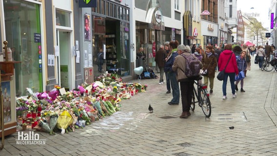 Blumen und Kerzen gedenken Lorenz A. am Tatort in Oldenburg. © Screenshot 
