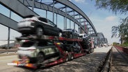 Ein Lkw fährt über die Neue Elbbrücke in Hamburg. © Screenshot 