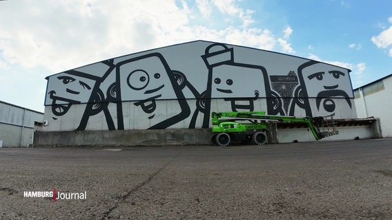 Eine Hauswand mit Graffiti des Künstlers Rebelzer im Hamburger Hafen. © Screenshot 