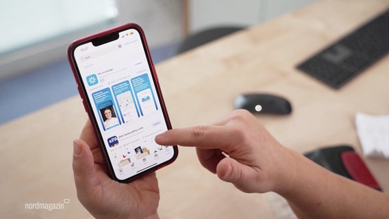 Auf einem Smartphone wird eine Elektronische Patientenakte angezeigt. © Screenshot 