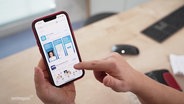 Auf einem Smartphone wird eine Elektronische Patientenakte angezeigt. © Screenshot 