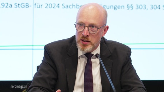 Der Innenminister Christian Pegel spricht in die Kamera. © Screenshot 