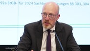 Der Innenminister Christian Pegel spricht in die Kamera. © Screenshot 