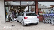 Ein Auto ist in einen Supermarkt gecrasht. © Screenshot 