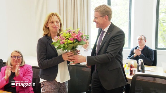Die zukünftige Bildungsministerin Karin Prien wird im schleswig-holsteinischen Landesparlament mit einem Blumenstrauß verabschiedet. © Screenshot 
