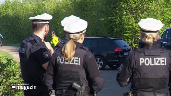 Polizeibeamte bei der Verkehrskontrolle. © Screenshot 