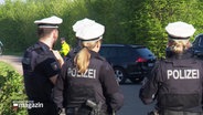 Polizeibeamte bei der Verkehrskontrolle. © Screenshot 