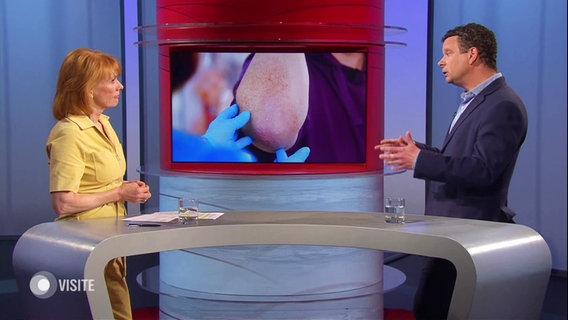 Moderatorin Vera Cordes im Gespräch mit Rheumatologe Dr. Hauke Heintz. © Screenshot 
