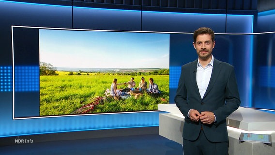 Moderator Daniel Anibal Bröckerhoff im Studio. © Screenshot 