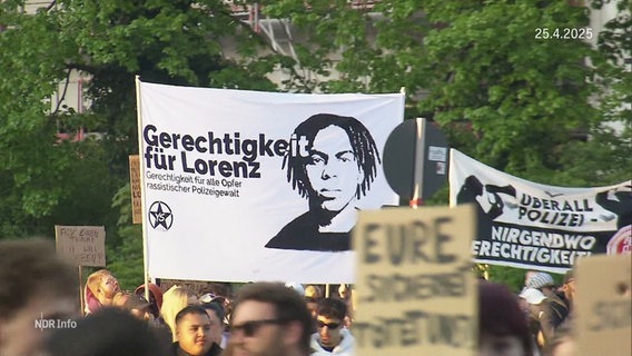 Ein Demonstrationsplakat mit der Aufschrift "Gerechtigkeit fürt Lorenz". © Screenshot 