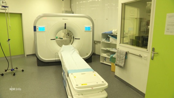 Ein Computertomograf steht in einem Behandlungsraum eines Krankenhaus. © Screenshot 