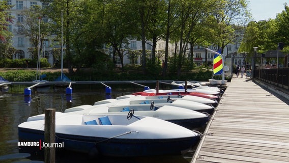 Boote liegen an einem Steg. © Screenshot 
