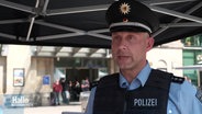 Ein Polizeibeamter spricht in die Kamera. © Screenshot 