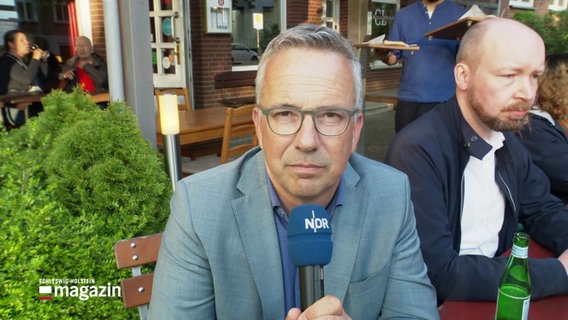 NDR-Reporter Andreas Schmidt vor Ort in Kiel. © Screenshot 