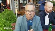 NDR-Reporter Andreas Schmidt vor Ort in Kiel. © Screenshot 