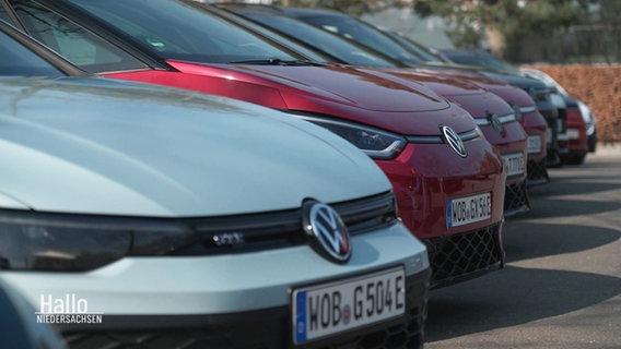 Autos von VW stehen nebeneinander. © Screenshot 