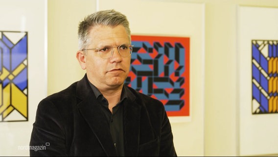 Der Journalist Daniel Streib spricht in die Kamera. © Screenshot 