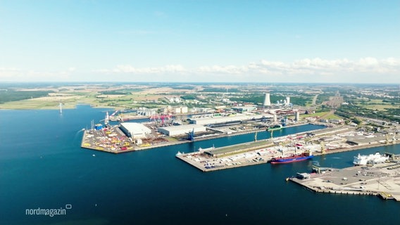 Der Überseehafen Rostock aus der Luft betrachtet. © Screenshot 