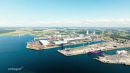 Der Überseehafen Rostock aus der Luft betrachtet. © Screenshot 