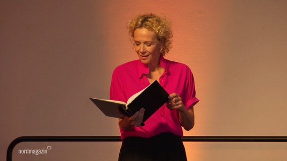 Katja Riemann stellt Roman "Nebel und Feuer" in Rostock vor. © Screenshot 