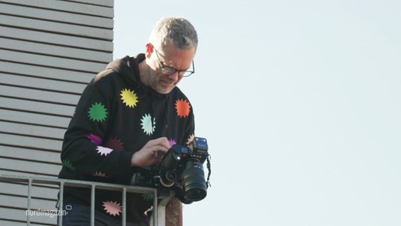 Der Fotograf Jan von Holleben bei der Arbeit. © Screenshot 