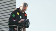 Der Fotograf Jan von Holleben bei der Arbeit. © Screenshot 
