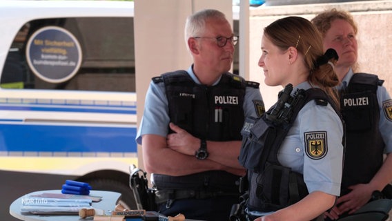 Drei Beamtinnen der Bundespolizei beim Kirchentag in Hannover. © Screenshot 