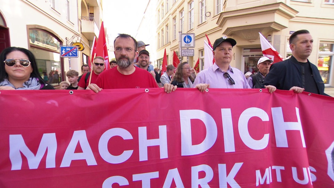 Maikundgebungen in MV: Gewerkschaft will Acht-Stunden-Tag behalten Maikundgebungen in MV: Gewerkschaft will Acht-Stunden-Tag behalten