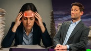 Eine überarbeitete Frau zwischen zwei Aktenstapeln. Daneben Christian Ehring. (extra 3 vom 01.05.2025 im Ersten)
(Bild hat KI-generierte Elemente) © NDR 