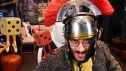 Der Streamer HandOfBlood in einem Römer-Kostüm. (extra 3 vom 01.05.2025 im Ersten)
(Bild hat KI-generierte Elemente) © NDR 