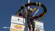 Der Maibaum wird aufgebaut. © Screenshot 