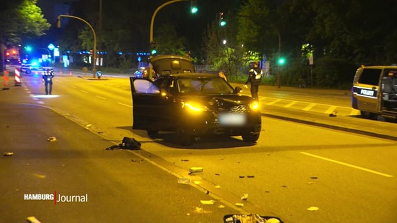 Das schwarze Unfall-Auto steht auf der Fahrbahn. © Screenshot 