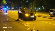 Das schwarze Unfall-Auto steht auf der Fahrbahn. © Screenshot 