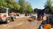 Eine große Schlammpfütze auf der Straße. © Screenshot 