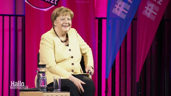 Die ehemalige Bundeskanzlerin Angela Merkel spricht beim Kirchentag in Hannover. © Screenshot 