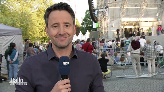Jan Starkebaum moderiert Hallo Niedersachsen live vom Kirchentag in Hannover. © Screenshot 