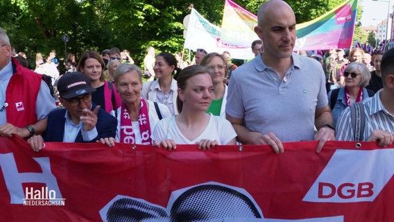 Eine Demonstration des DGB beim Kirchentag in Hannover. © Screenshot 