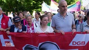 Eine Demonstration des DGB beim Kirchentag in Hannover. © Screenshot 
