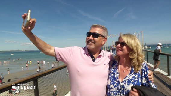 Ein Pärchen macht ein Selfie auf der neu eröffneten Seebrücke in Scharbeutz. © Screenshot 