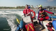 Angehende Rettungsschwimmer der Wasserwacht auf einem Motorboot. © Screenshot 